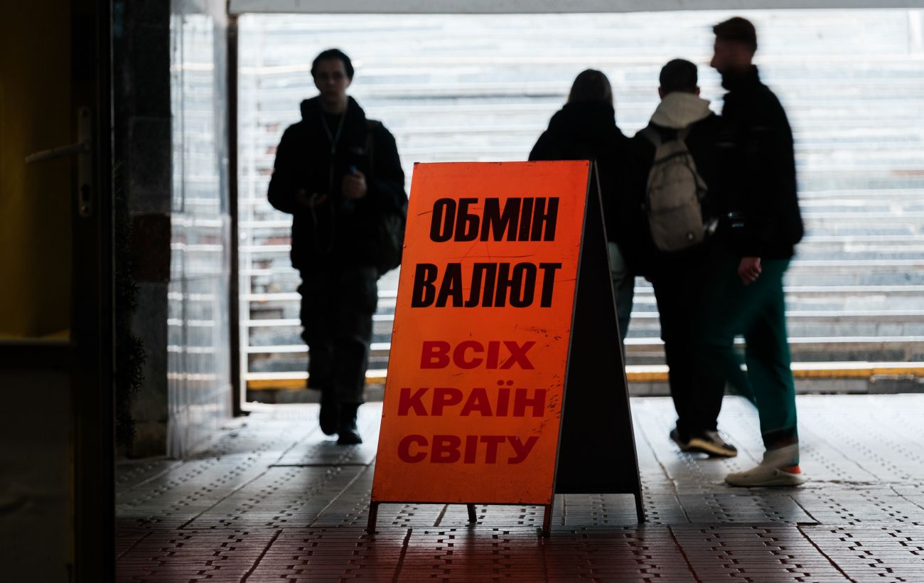 Долар в обмінниках перевищив позначку 42 гривні, євро подорожчав до 49 гривень