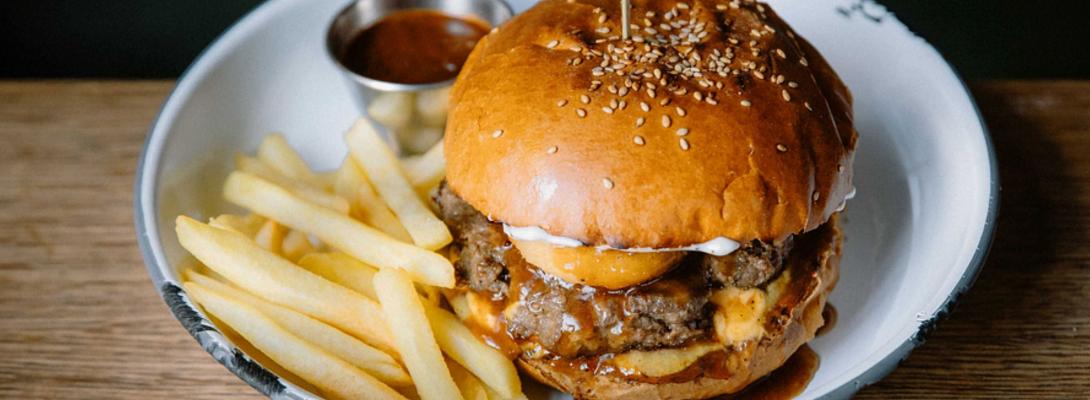 Чому постійна тяга до шкідливої їжі може свідчити про проблеми зі здоров’ям