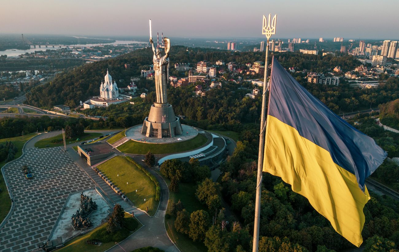 У Києві приспустили найбільший в Україні прапор: що відомо на цей момент