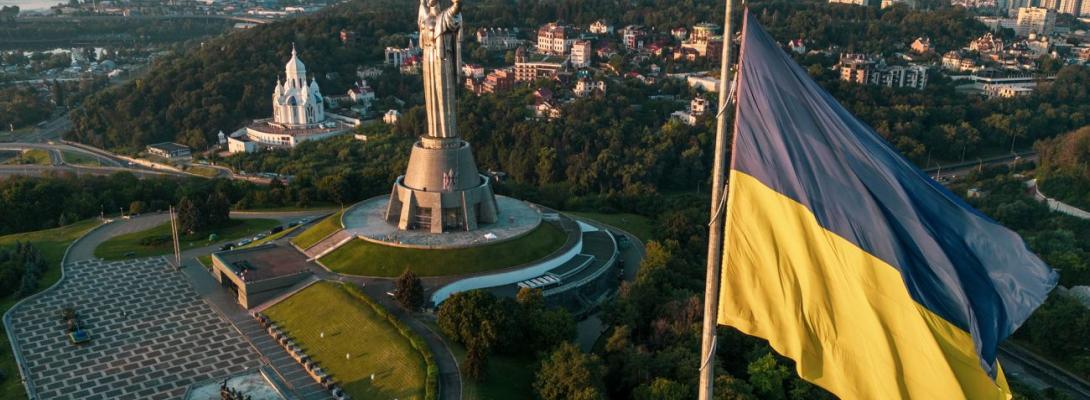 У Києві приспустили найбільший в Україні прапор: що відомо на цей момент