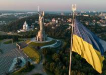 У Києві приспустили найбільший в Україні прапор: що відомо на цей момент