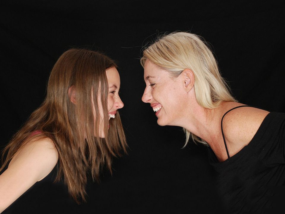 Коли мама стає подругою: чому стирання меж у стосунках із донькою є небезпечним