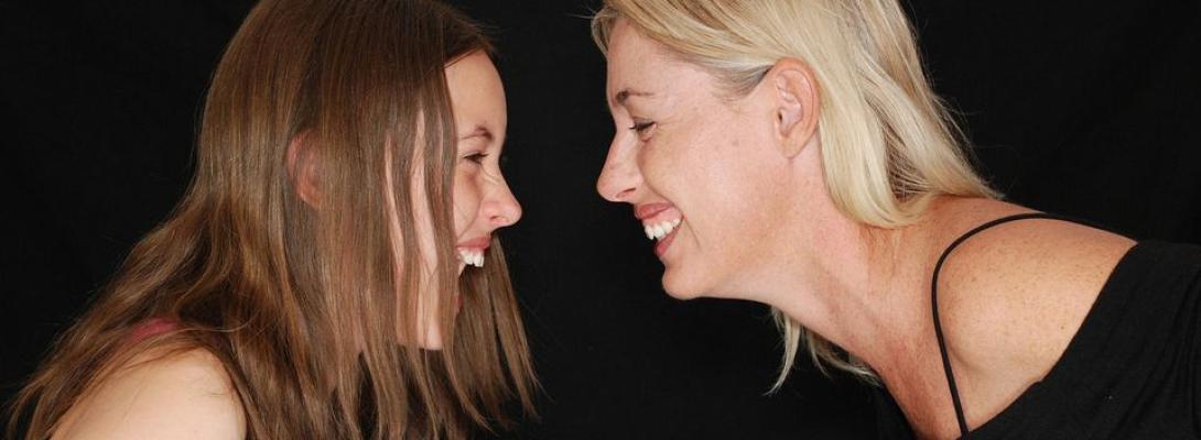 Коли мама стає подругою: чому стирання меж у стосунках із донькою є небезпечним