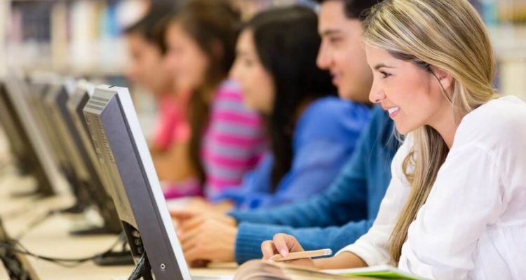 Як покращити самопочуття під час сидячої роботи: поради лікаря для офісних працівників