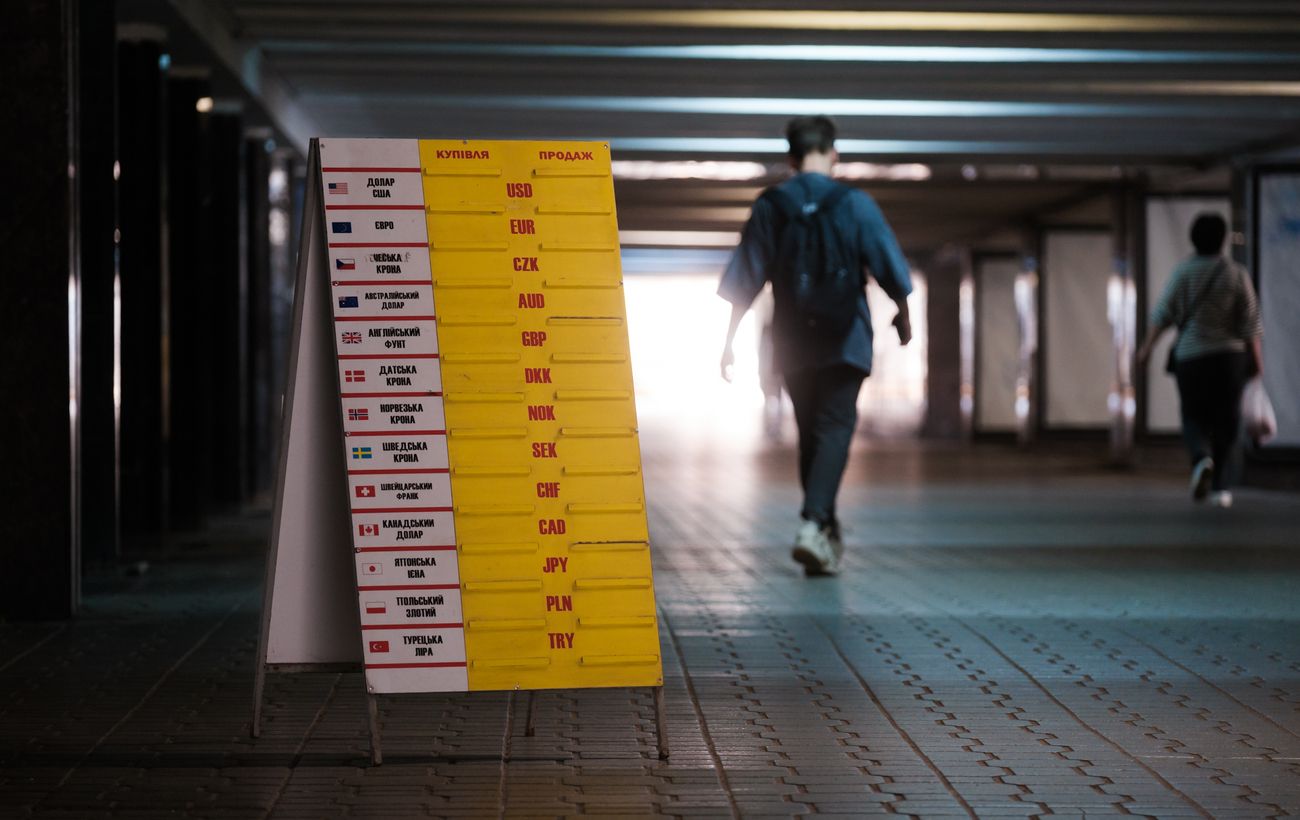 Долар і євро трохи подорожчали в обмінниках: що чекати українцям уже цього тижня