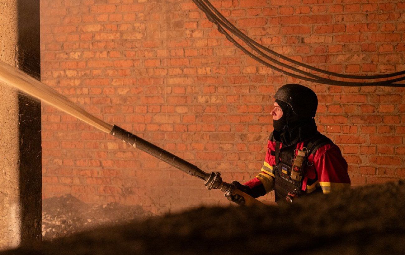 Ворог атакував об’єкт критичної інфраструктури у Сумах: з'явились фото з місця удару