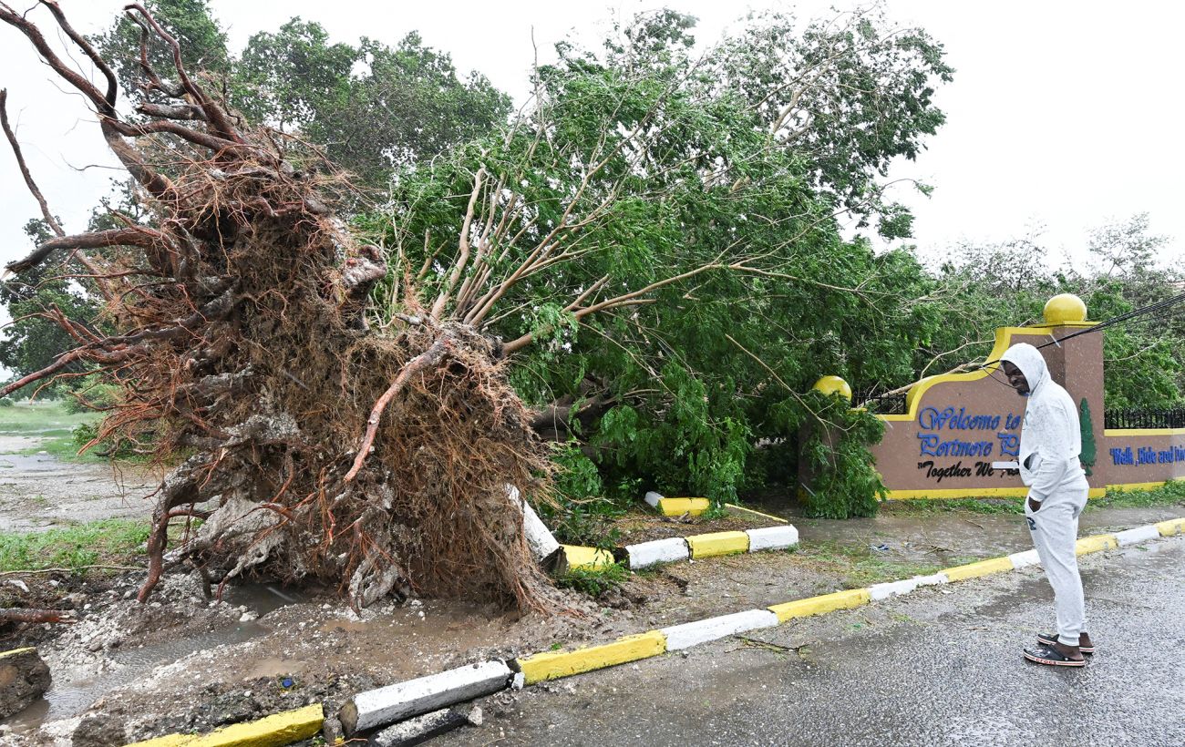 Пів мільйона евакуйованих і сотні тисяч без світла: ураган "Мелісса" вдарив по Карибах