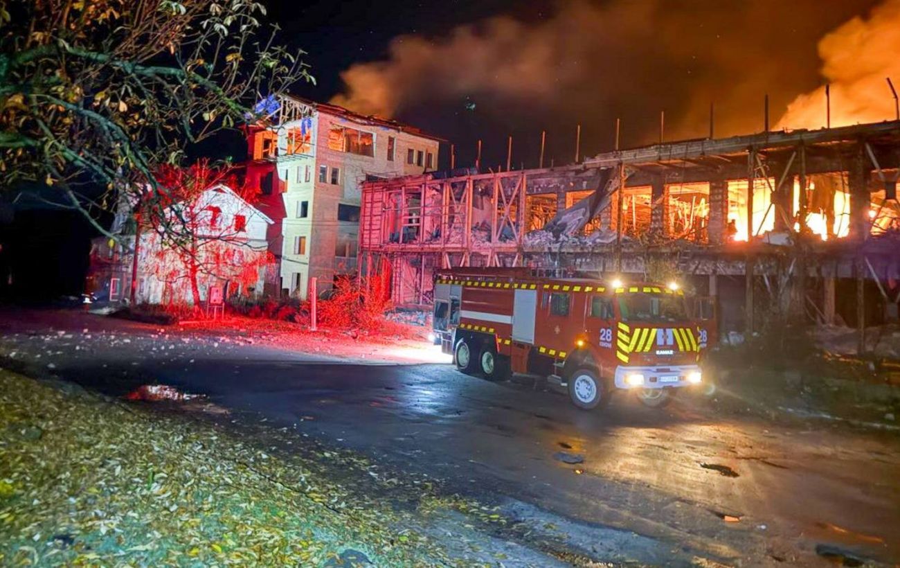 Чугуїв масовано атакували "Герані": зафіксовано шість влучань, дрони знищили склад