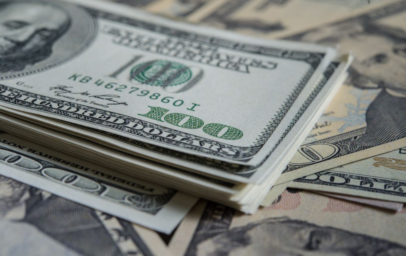 Курс валют сьогодні: долар утримує позиції, а євро поступово знижується в ціні