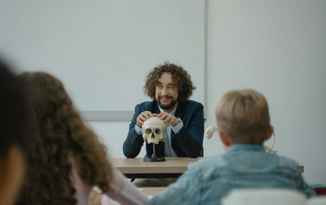 Учителям-чоловікам більше не потрібно йти до ТЦК: як можна подовжити відстрочку