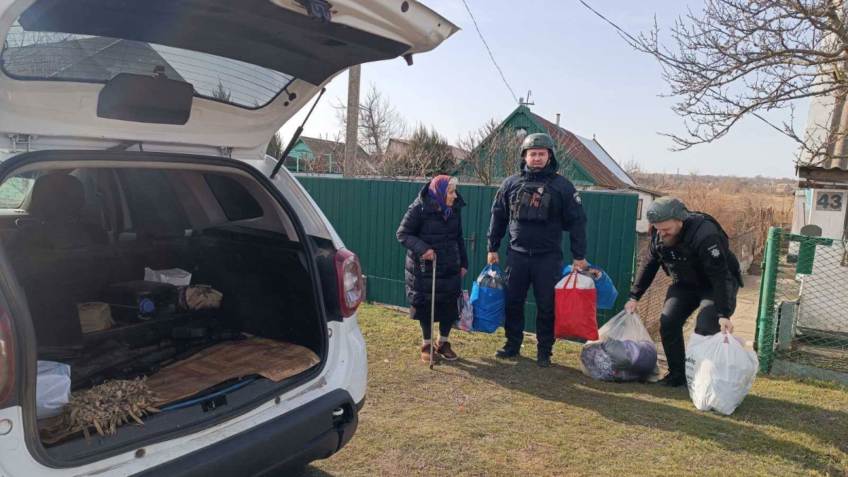 Евакуація з прифронтової зони на Запоріжжі: родини кидають усе, щоб урятуватись