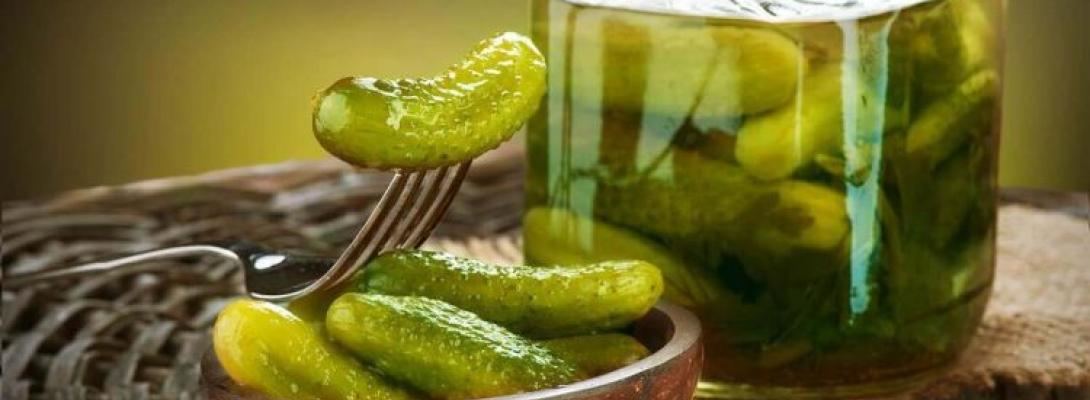 Цілюща сила огіркового розсолу: як напій з банки може допомогти вашому здоров’ю