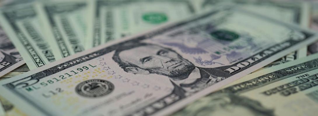 Долар дешевшає, євро йде вгору: які нові курси валют пропонують обмінники сьогодні