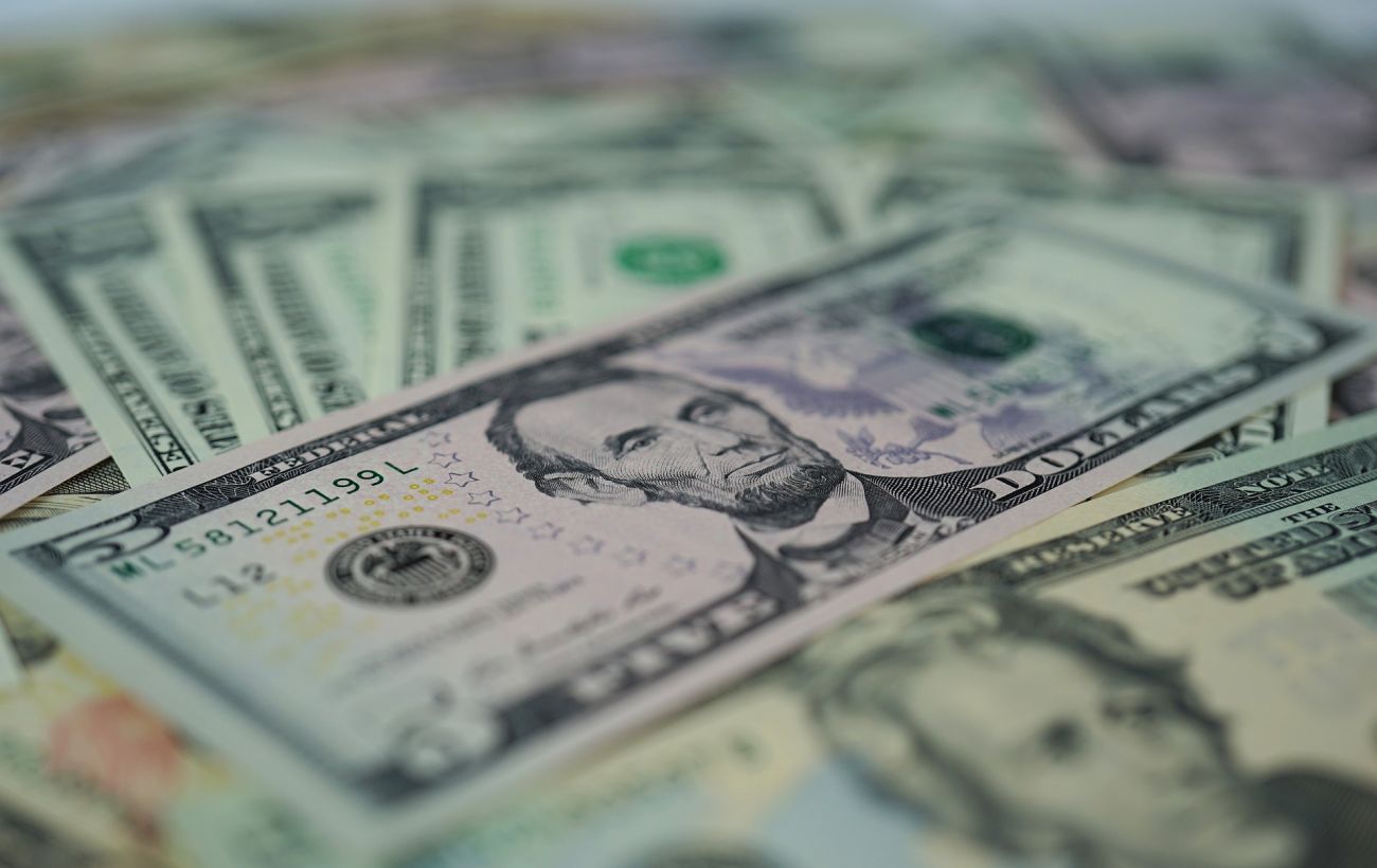 Долар дешевшає, євро йде вгору: які нові курси валют пропонують обмінники сьогодні