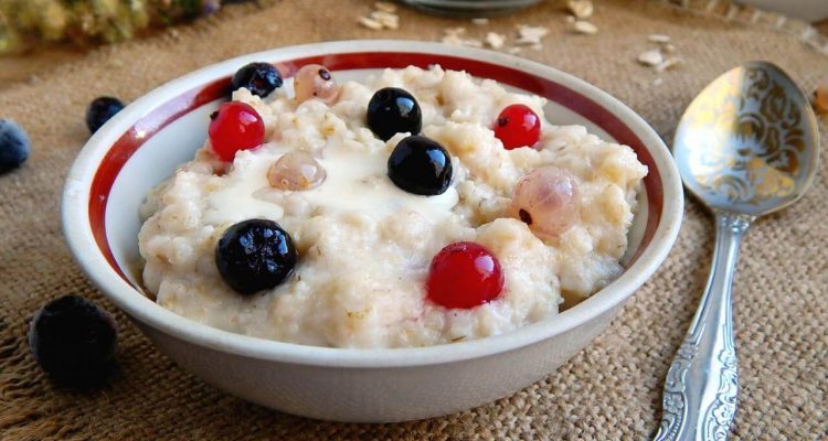 Ранок без дискомфорту: які 4 варіанти сніданку допоможуть позбутись здуття живота