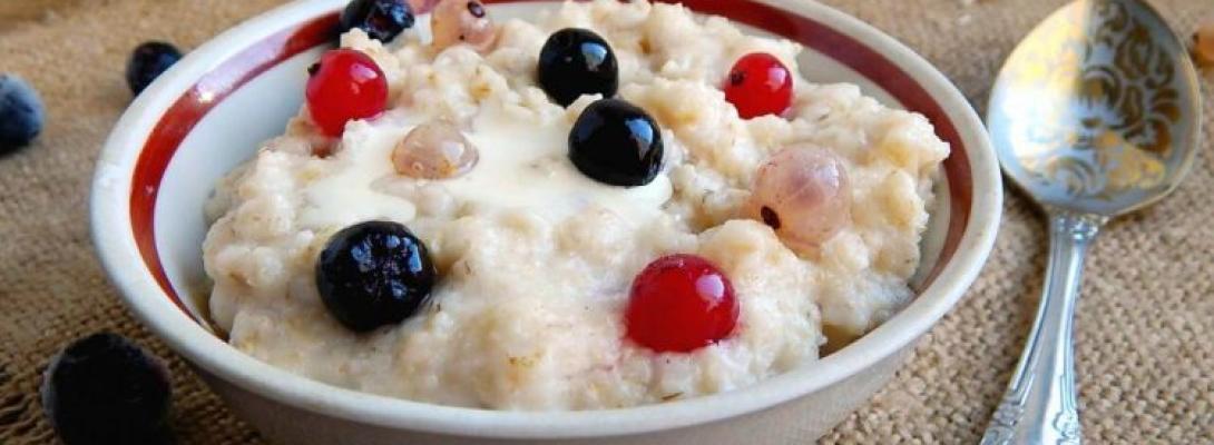 Ранок без дискомфорту: які 4 варіанти сніданку допоможуть позбутись здуття живота