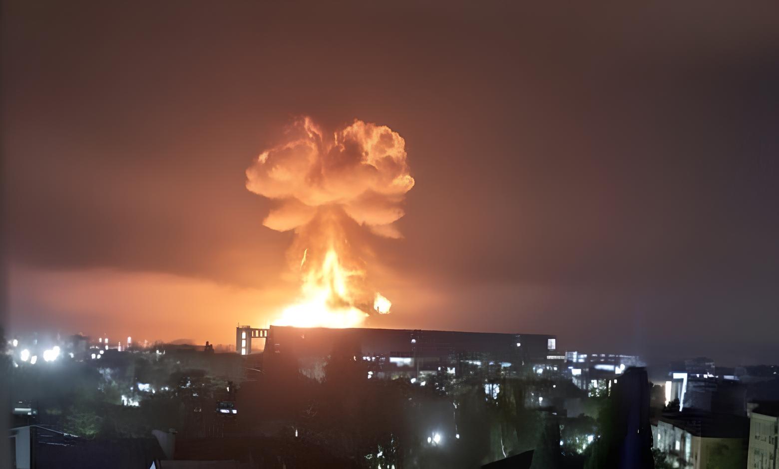 Терміново! Морські дрони прорвалися в тил ворога: порт у Туапсе палає після нічної атаки