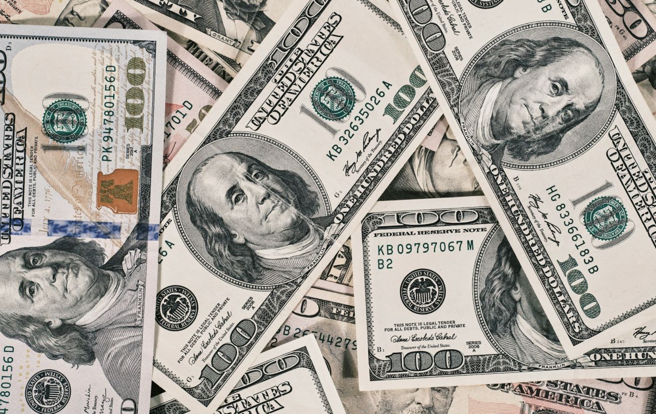 Зміни на валютному ринку! Долар дорожчає, євро дешевшає: актуальні курси в обмінниках 