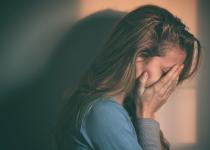 Ученые выяснили, в каком возрасте люди наиболее несчастны: неожиданный результат исследования