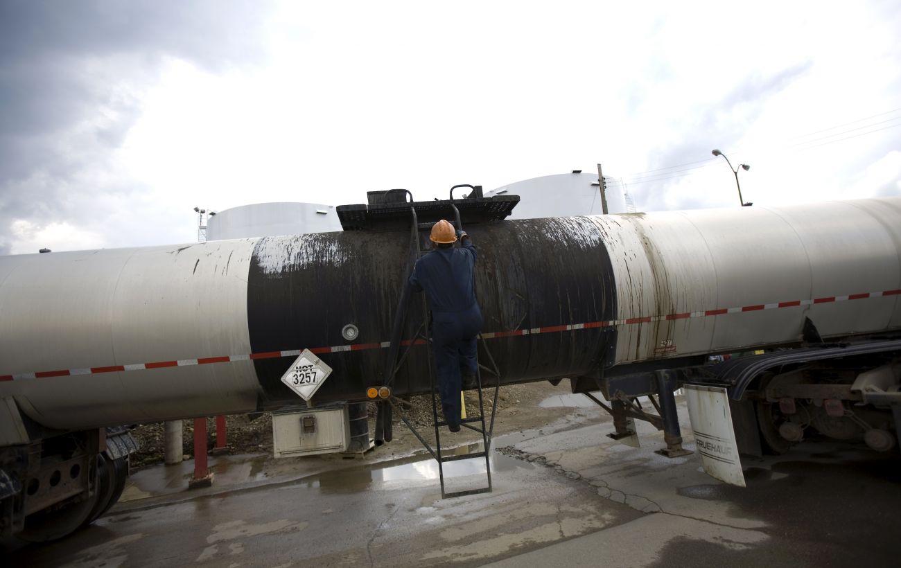 Ціни на нафту падають на тлі санкцій США проти російських гігантів: подробиці