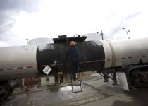 Цены на нефть падают на фоне санкций США против российских гигантов: подробности