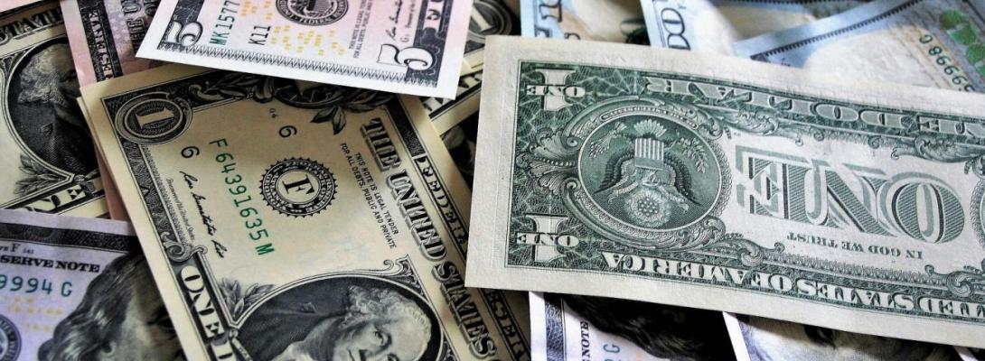 Долар продовжує падати, євро йде вгору: що відбувається з валютним ринком