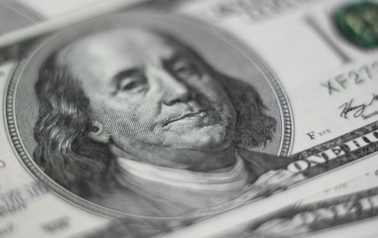 Долар і євро стрімко дорожчають в українських обмінниках: як змінився курс