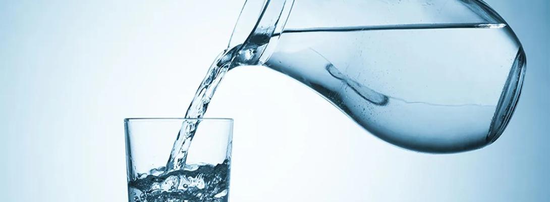 Скільки потрібно пити води? Лікарка пояснила, як правильно визначити свою добову норму