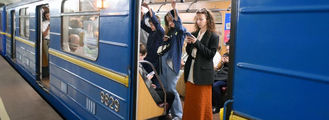 Хвилина мовчання в метро: у Києві подали петицію про щоденну зупинку поїздів о 9 ранку