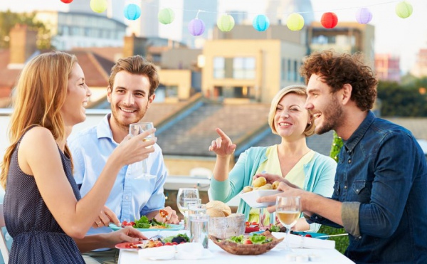 Чому ми їмо менше в компанії інших людей: несподівані результати нового дослідження