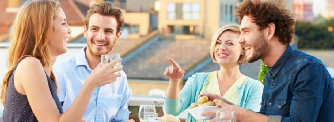 Чому ми їмо менше в компанії інших людей: несподівані результати нового дослідження