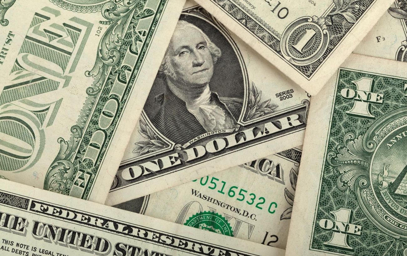 Долар продовжує дорожчати, а євро втрачає позиції: українські обмінники оновили курси