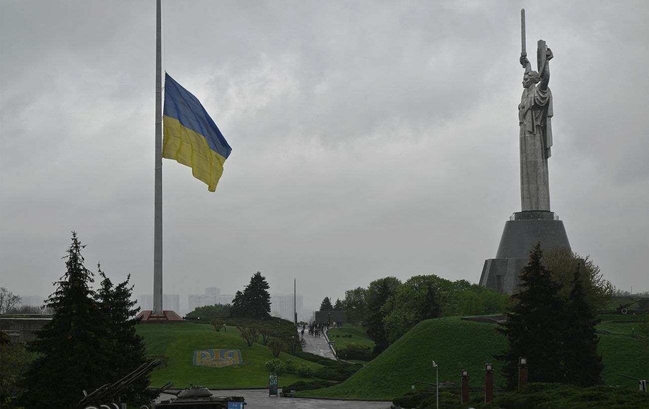 Найбільший прапор України в Києві тимчасово приспустили: КМДА пояснила причину