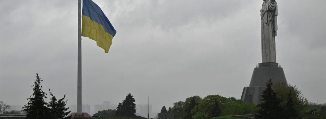 Найбільший прапор України в Києві тимчасово приспустили: КМДА пояснила причину