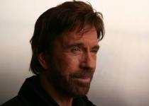 85-летний Чак Норрис поразил невероятной физической формой: его новое фото наделало шума