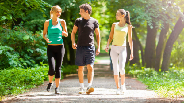 Вчені розкрили загадку нашої ходи: чому людина природно махає руками під час руху