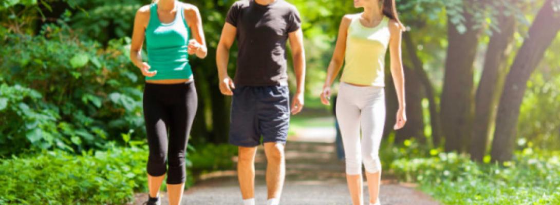 Вчені розкрили загадку нашої ходи: чому людина природно махає руками під час руху