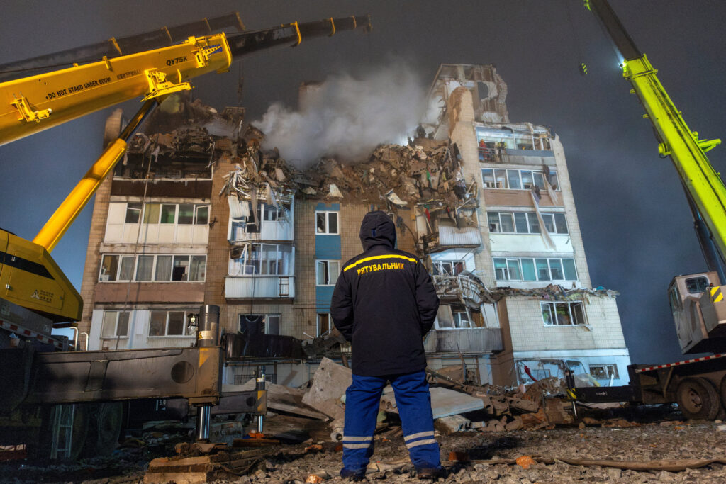 Жах без кінця!  У Тернополі під завалами багатоповерхівки досі шукають 22 людей