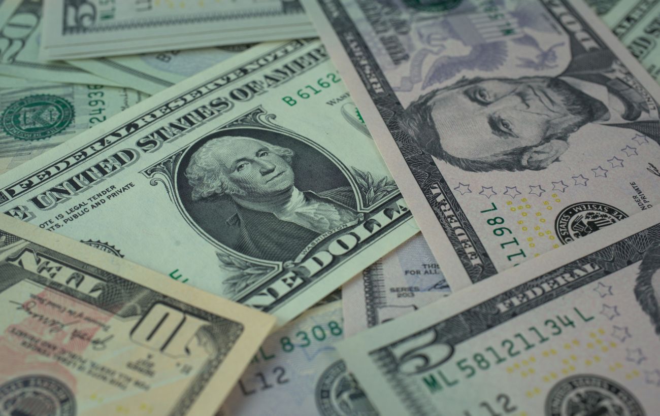 Долар і євро продовжують дорожчати: актуальний курс валют у банках та обмінниках