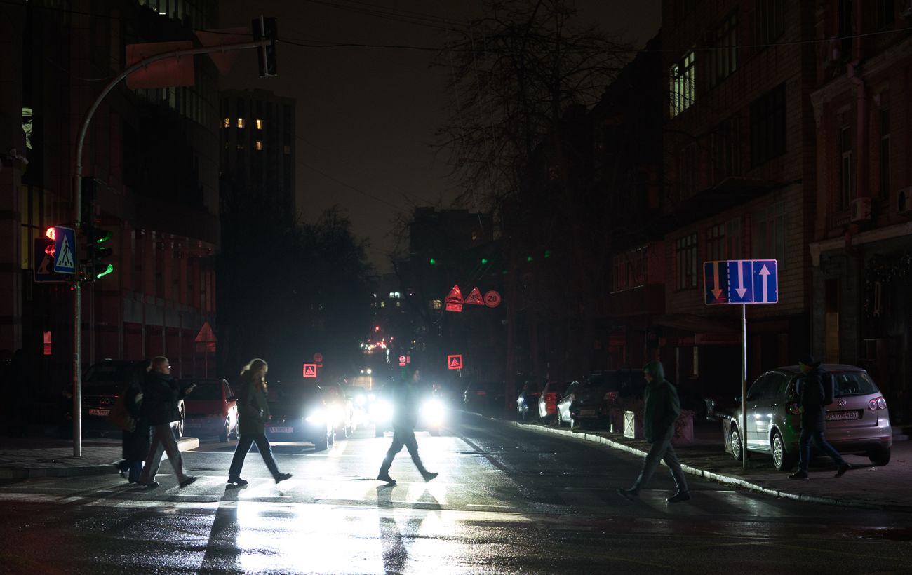 Як рухатися в темряві: 14 правил для водіїв і пішоходів під час відключення світла