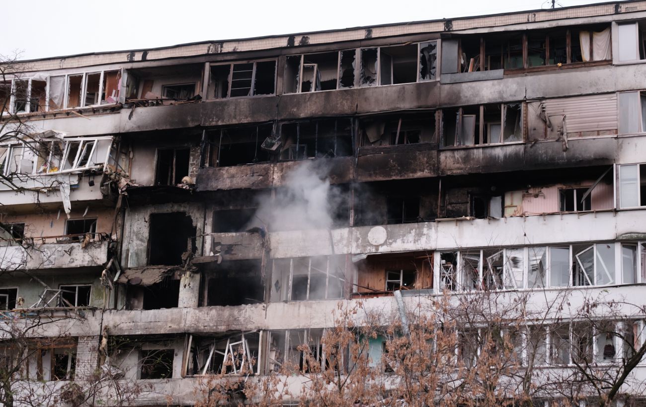 Атака рф на Київ: у багатоповерхівці під завалами може бути людина, - ДСНС