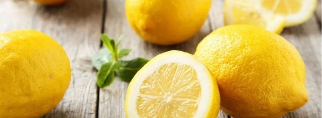 Заморожені лимони: чому варто зберігати їх цілими та як використовувати в кулінарії
