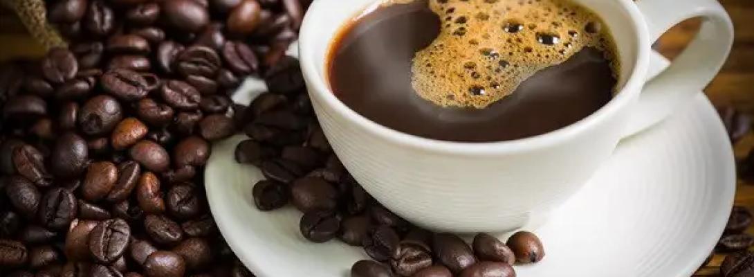 Нове дослідження підтверджує: чотири чашки кави на день можуть уповільнити старіння