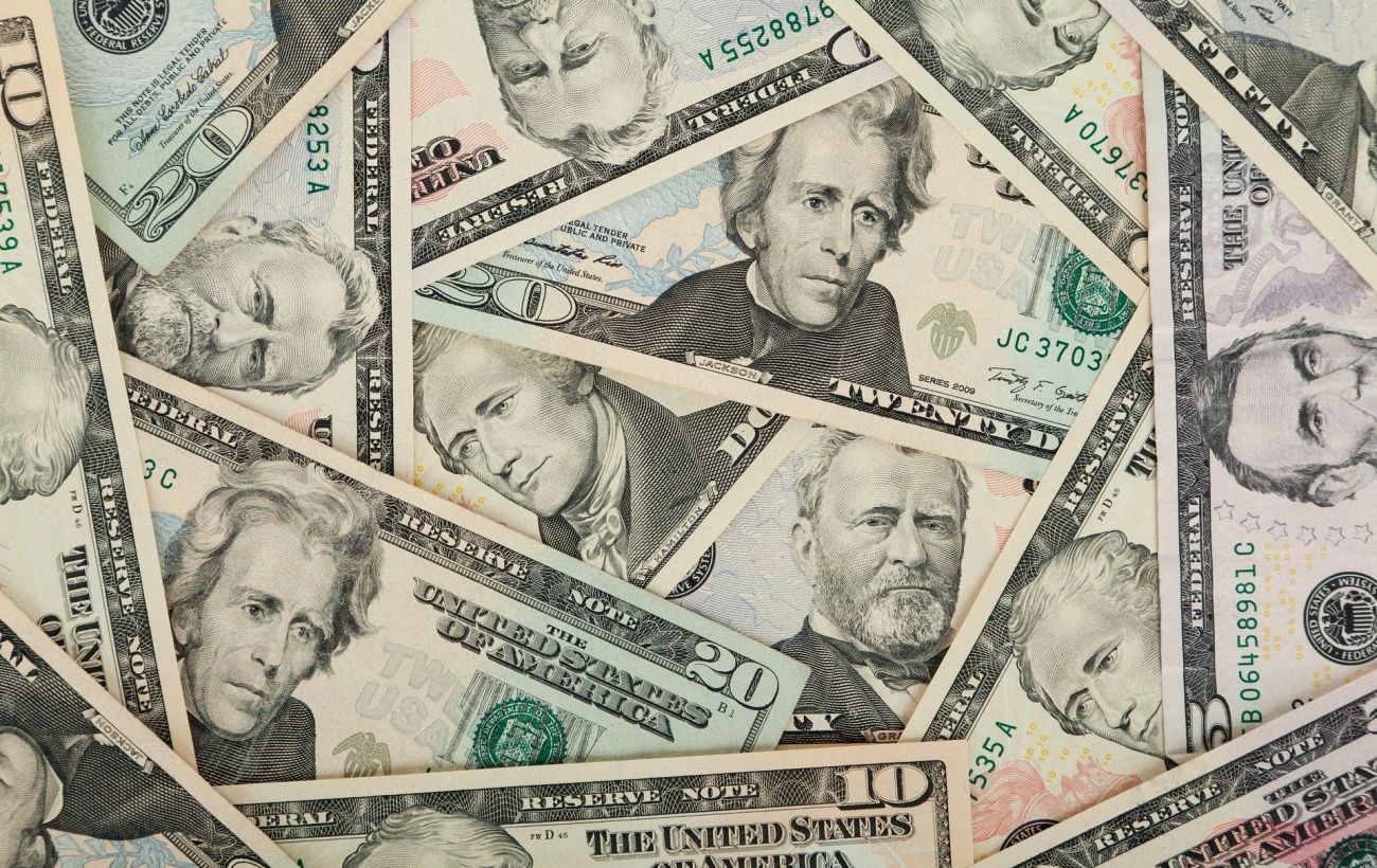 Долар дешевшає, а євро продовжує зростати: актуальні курси валют в обмінниках