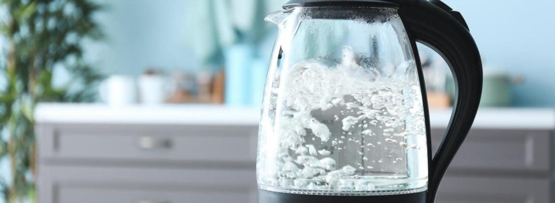 Чи безпечно кип’ятити одну й ту саму воду двічі та як це може впливати на ваше здоров’я
