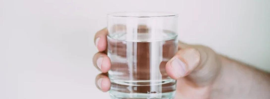 Запиваєте обід або вечерю водою? Дізнайтеся, як це може впливати на ваше травлення