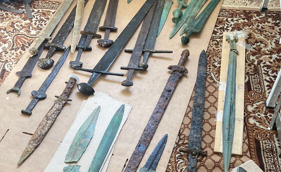 Таємна схованка депутата: ДБР викрило колекцію артефактів, вартістю як статок олігарха