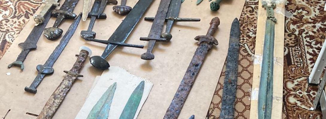 Таємна схованка депутата: ДБР викрило колекцію артефактів, вартістю як статок олігарха