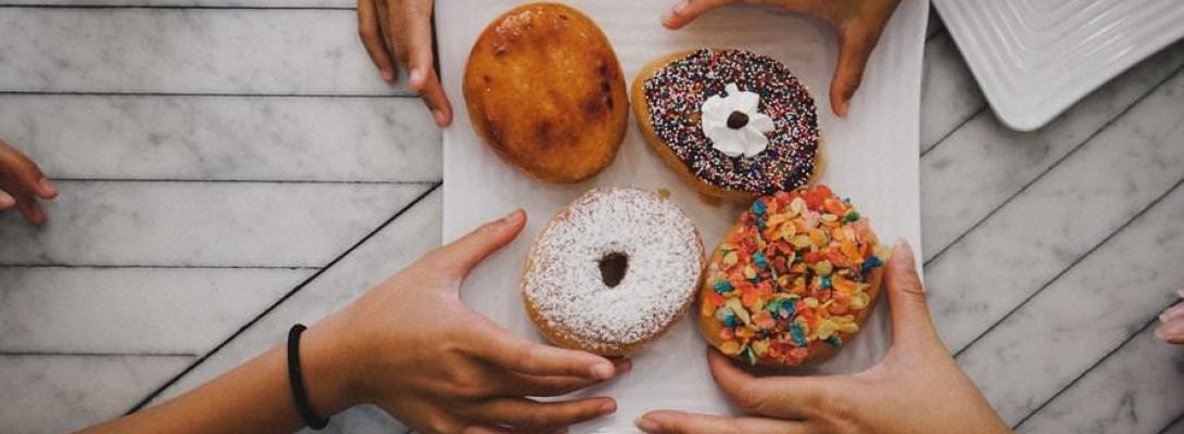 Комаровский объяснил, почему люди постоянно хотят сладкого и что это может сигнализировать