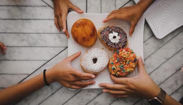 Комаровский объяснил, почему люди постоянно хотят сладкого и что это может сигнализировать